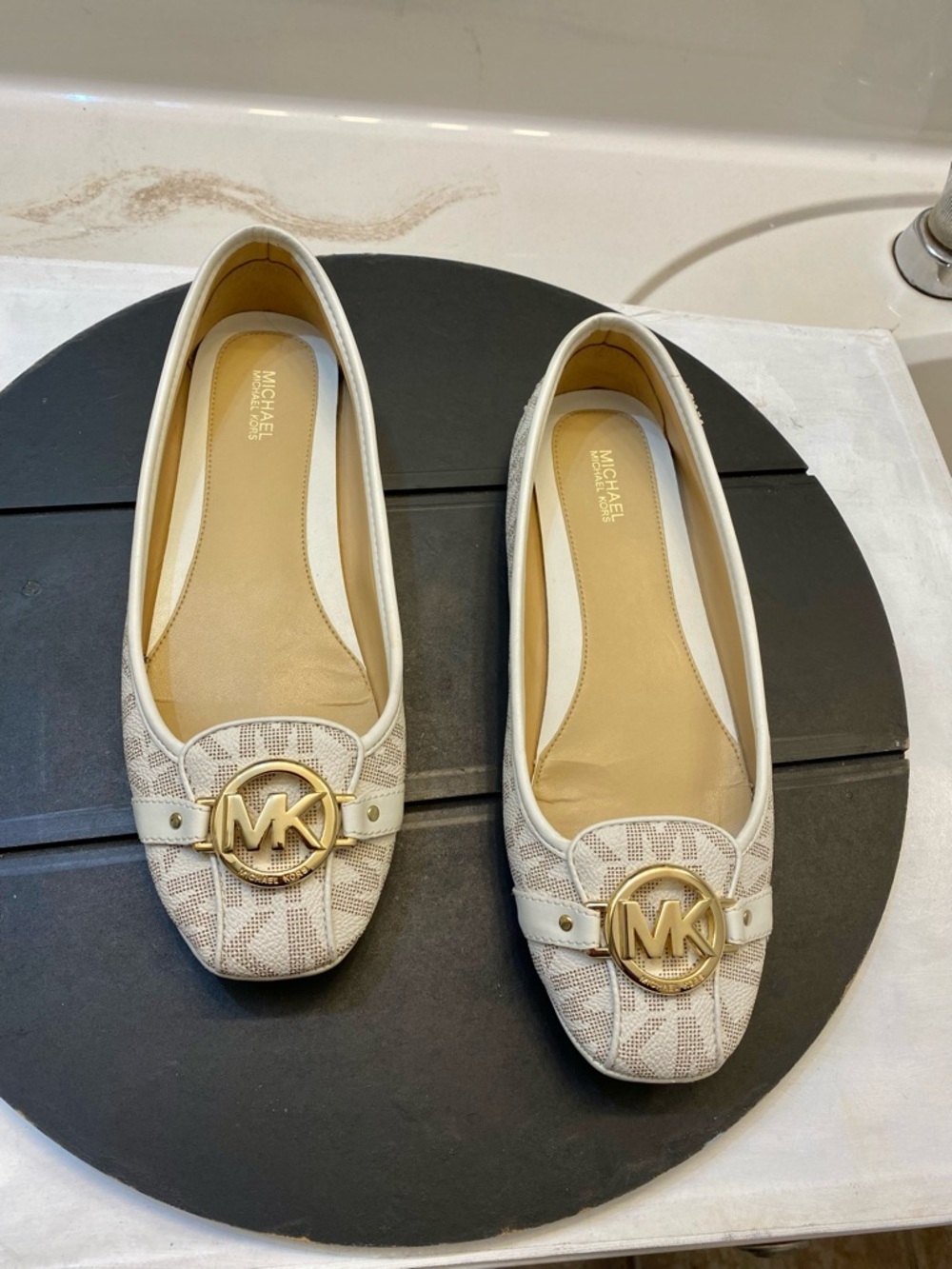 Michael KORS Fulton studded Logo Moccasin Size 9.5M great condition clean